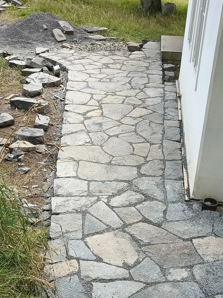 Kamenná dlažba kolem domu, čedič z lomu Zlatý vrch, přírodní skladba
