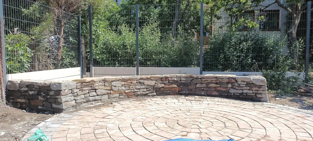 Kamenná zídka kolem ohniště, andezit, skládaný na sucho