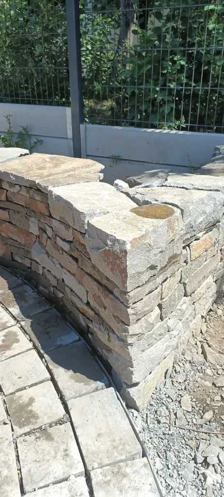 Kamenná zídka kolem ohniště, andezit, skládaný na sucho