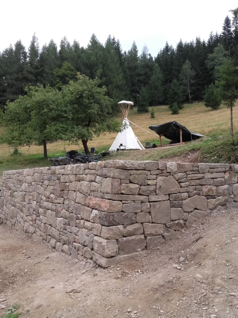 Kamenný sokl pod roubenku, potlačená spára, kámen z místního sběru, Beskydy