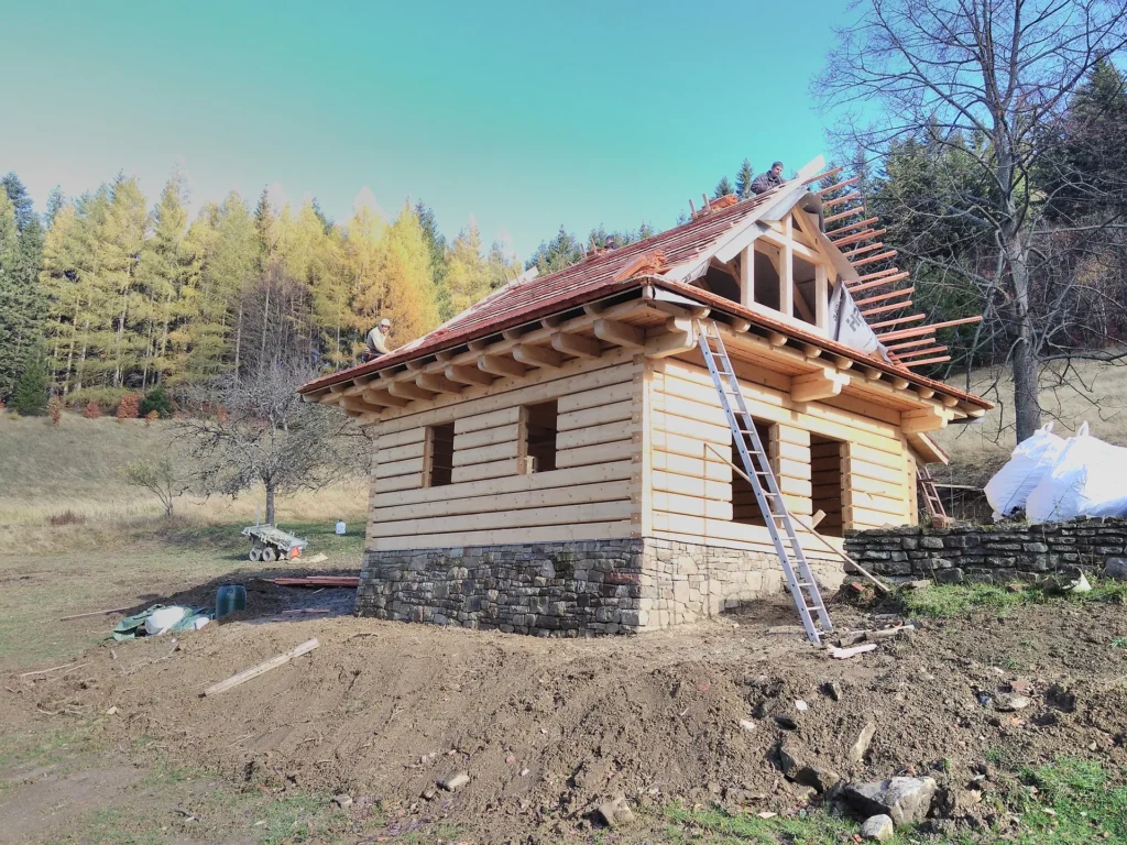 Kamenný sokl pod roubenku, potlačená spára, kámen z místního sběru, Beskydy