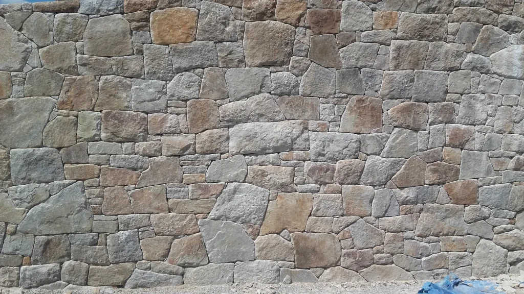 Obklad stěny kamenem, žula mrákotinského typu, melír, minimální spára