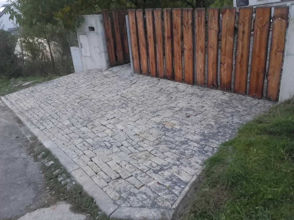 Příjezdová cesta k domu z kamene, pískovcový haklík z lomu Bzová, řádková skladba