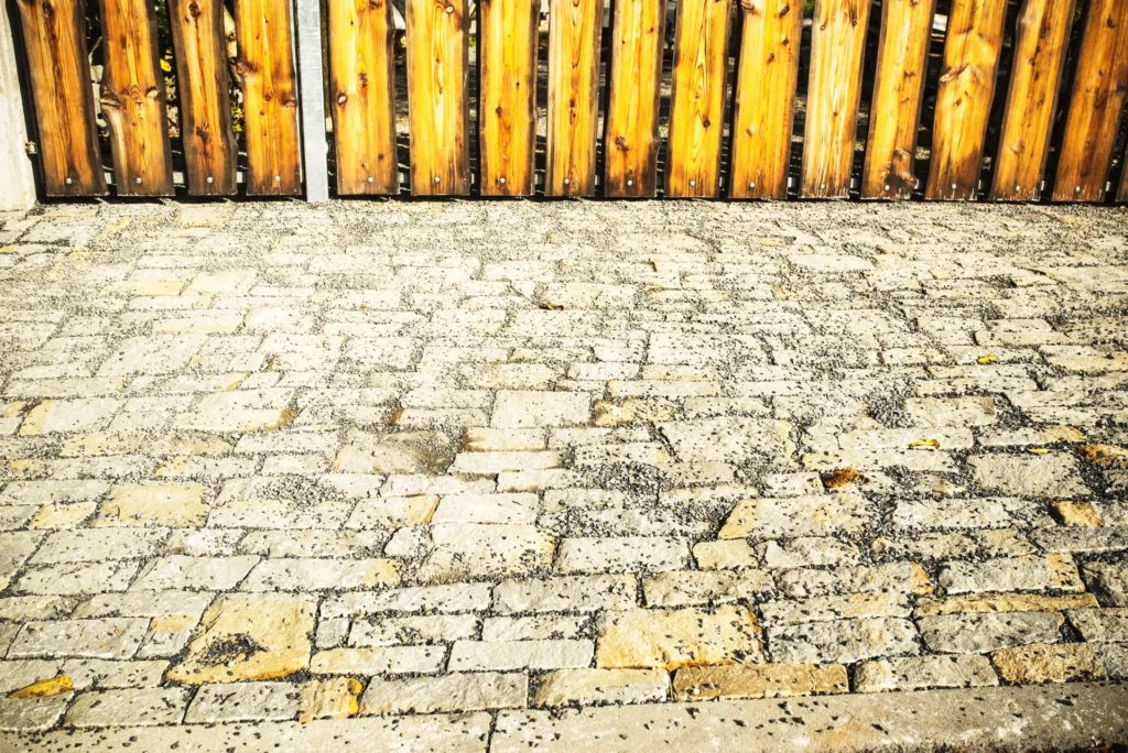Příjezdová cesta k domu z kamene, pískovcový haklík z lomu Bzová, řádková skladba