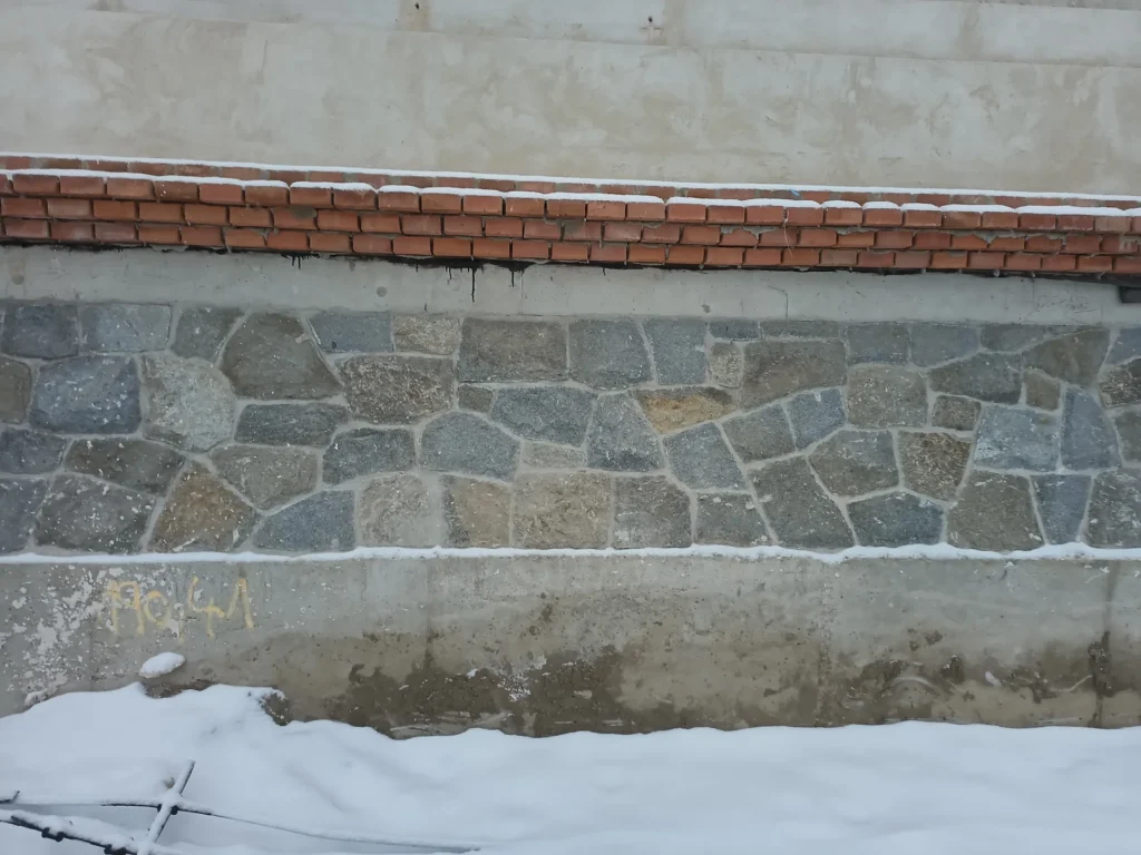 Žulový sokl Průmyslového paláce v Praze, hudčická žula, vymývaná betonová spára